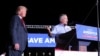 Anggota Kongres Jody Hice, kanan, tampil bersama mantan Presiden Donald Trump dalam sebuah kampanye di Perry, Georgia, pada 25 September 2021. (Foto: Reuters/Dustin Chambers)