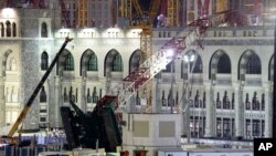 Tiang derek konstruksi yang ambruk di Masjidil Haram, Mekkah, Arab Saudi (12/9). 