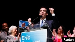 Eric Garcetti dirige un discurso la noche del martes, luego de saber de la ventaja que tenía frente a su oponente.