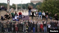 Warga Texas memberikan penghormatan kepada iring-iringan jenazah mendiang Presiden George H.W. Bush di College Station, Texas, Kamis (6/11).