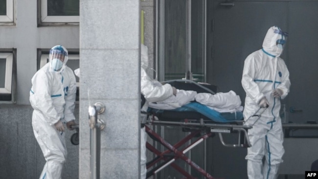 中国湖北省武汉市收治新型冠状病毒肺炎病人的金银潭医院医务人员在运送一名病人。（2020年1月18日）