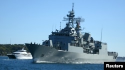 资料照：澳大利亚海军“帕拉马塔号”护卫舰驶入悉尼港口。