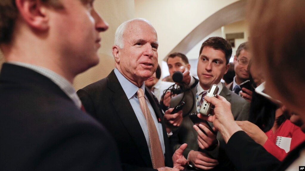 Thượng nghị sĩ Cộng hòa John McCain trả lời câu hỏi của các phóng viên tại Điện Capitol ngày 25/4/2017.