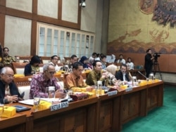 Menteri Perdagangan Agus Supramanto dan Wakil Menteri Perdagangan Jerry Sambuaga saat menghadiri Rapat dengan Komisi VI DPR RI, di Gedung DPR RI, Jakarta. (Foto: VOA/Ghita)