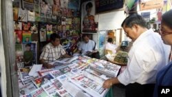 ရန်ကုန်မြို့က သတင်းစာ၊ ဂျာနယ်အရောင်းဆိုင်မြင်ကွင်း။ (ဒီဇင်ဘာ ၂၈၊ ၂၀၁၂)။