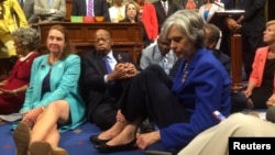 Các thành viên của đảng Dân chủ tọa kháng trên sàn của Hạ viện Mỹ để yêu cầu có hành động kiểm soát súng, ngày 22/6/2016.