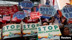 Người Philippines biểu tình phản đối Trung Quốc ở Manila hôm 10/2/2018.