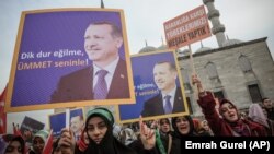 Istanbulda Turkiya bosh vaziri Rajab Toyib Erdog'an tarafdorlari namoyish qilmoqda, 27-dekabr, 2013-yil