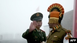 中国和印度的边防军人在乃堆拉边境口岸执勤（2008年7月10日）。
