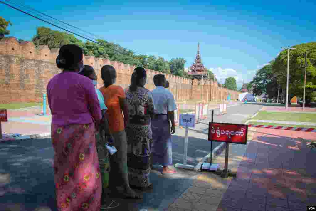 မန္တလေးနန်းတွင်း တပ်မဲရုံအတွင်း တပ်မတော်မိသားစုများ မဲပေးနေတဲ့မြင်ကွင်း။