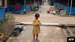 ျမစ္ႀကီးနားၿမိဳ႕အနီးရွိ ဒုကၡသည္စခန္းတခုထဲတြင္ ေတြ႔ရသည့္ စစ္ေျပးဒုကၡသည္ ကေလးငယ္မ်ား။ (ေမ ၂၁၊ ၂၀၂၀)