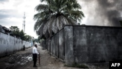 Un incendie dans l'entrepôt de la Commission électorale nationale indépendante (CENI), le 13 décembre 2018, à Kinshasa.
