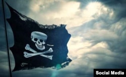 “Jolly Roger” kimi tanınan pirat bayrağı səniz quldurlarının universal rəmzi sayılsa da, müxtəlif piratlar öz zovqlərinə uyğun dizaynlar, rənglər seçirdilər.