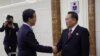 朝鲜和平统一委员会委员长李善权（左）在平壤机场欢迎韩国统一部长官赵明均率团访问朝鲜。（2018年10月4日）