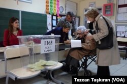 Ankara'da 100 yaşında bir seçmen oyunu kullanırken