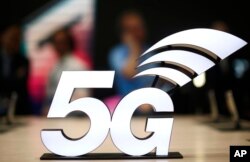 ARSIP – Sebuah spanduk tentang jaringan 5G diperagakan dalam pameran teknologi nirkabel Mobile World Congress, di Barcelona, Spanyol, 25 Februari, 2019