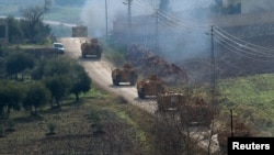 Kendaraan tempur lapis baja Turki disiagakan di kota Hassa, provinsi Hatay, Turki, dekat perbatasan Suriah (21/1). 