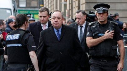 El exprimer ministro de Escocia, Alex Salmond, sale del tribunal del Alguacil de Edimburgo, después de su comparecencia para responder por una acusación de violación.