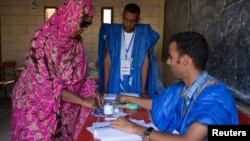 Une femme se fait marquer le doigt à l’encre indélébile après avoir voté à Nouakchott, Mauritanie, 21 juin 2014.