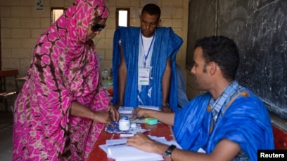 Une femme se fait marquer le doigt à l’encre indélébile après avoir voté à Nouakchott, Mauritanie, 21 juin 2014.