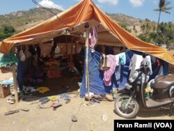 Kondisi tenda pengungsi di Mentigi, Lombok Utara, Rabu 22 Agustus 2018. (Foto:VOA/Irvan Ramli)