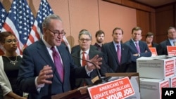 Senadores demócratas miembros de la Comisión Judicial durante la conferencia de prensa que dieron para anunciar su apoyo a la posición del presidente Barack Obama de llenar la vacante en la Corte Suprema. De izquierda a derecha: Sen. Charles Schumer, D-N.Y., Sen. Al Franken, D-Minn., Sen. Richard Blumenthal, D-Conn., y Sen. Chris Murphy, D-Conn.,