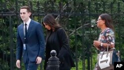 Kim Kardashian (tengah), dan pengacaranya Shawn Chapman Holley tiba di gerbang pemeriksaan Gedung Putih di Washington, Rabu, 20 Mei 2018.