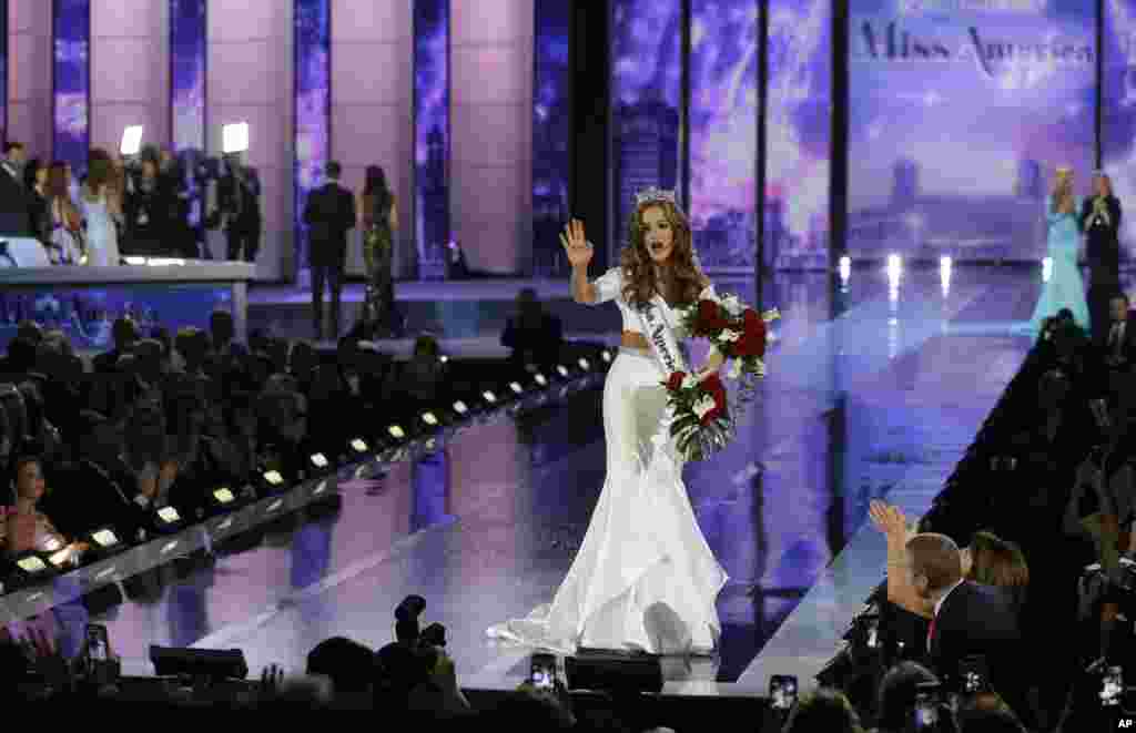 Miss Georgia Betty Cantrell depois de ser coroada Miss America 2016, Domingo, Set. 13, 2015