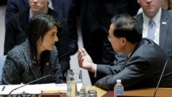 時任美國常駐聯合國大使黑利(Nikki Haley)與中國代表交談（路透社2018年2月24日）