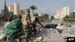 Єгиптянські солдати прибирають намети з площі Визволення у Каїрі