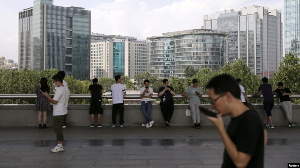 人们在中国北京的科技中心中关村（2021年8月23日）。