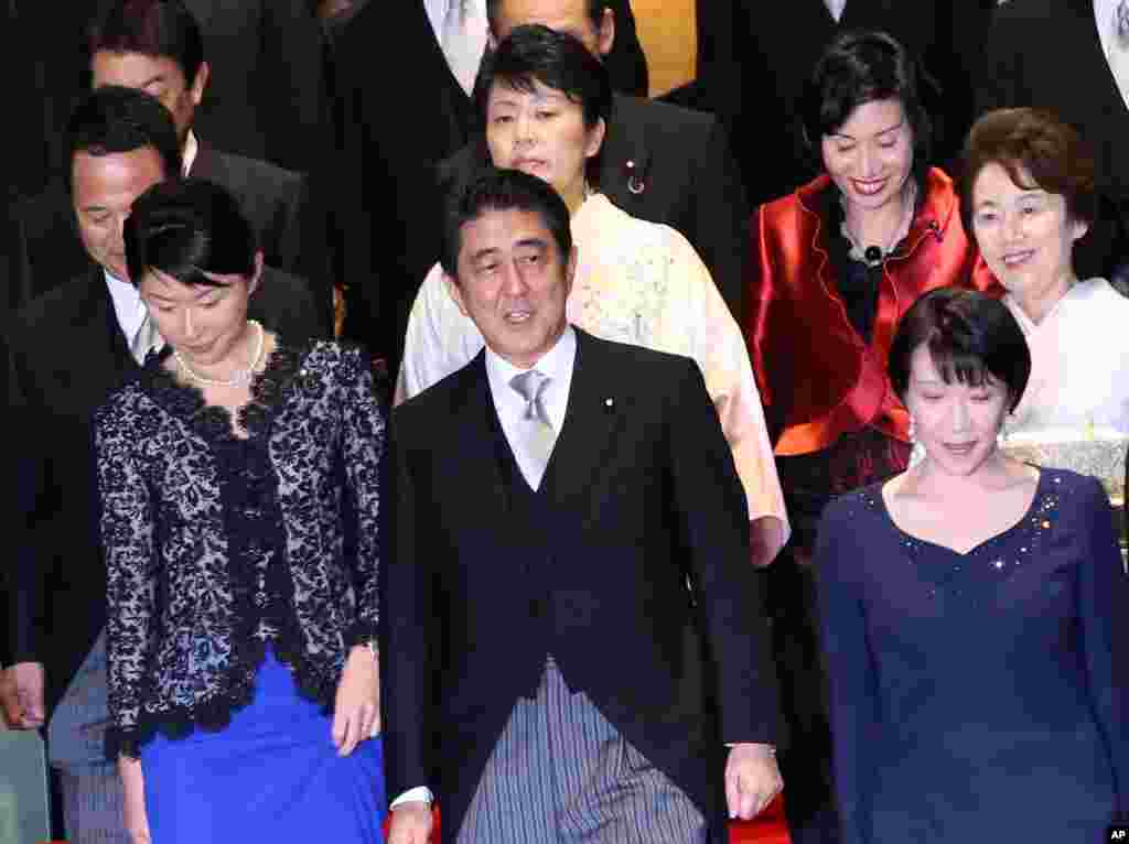 Thủ tướng Nhật Bản Shinzo Abe (hàng đầu, giữa) và các thành viên nội các mới của ông, trong đó có năm phụ nữ, tiến ra chụp hình chung sau cuộc họp nội các đầu tiên tại dinh thủ tướng ở Tokyo. 
