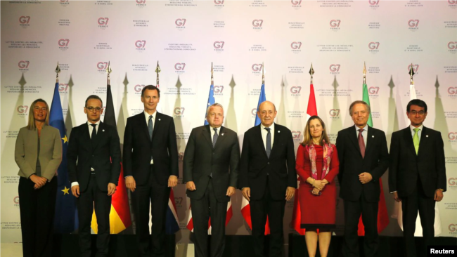 出席七国集团外长会议的各国部长们4月5日在法国合影