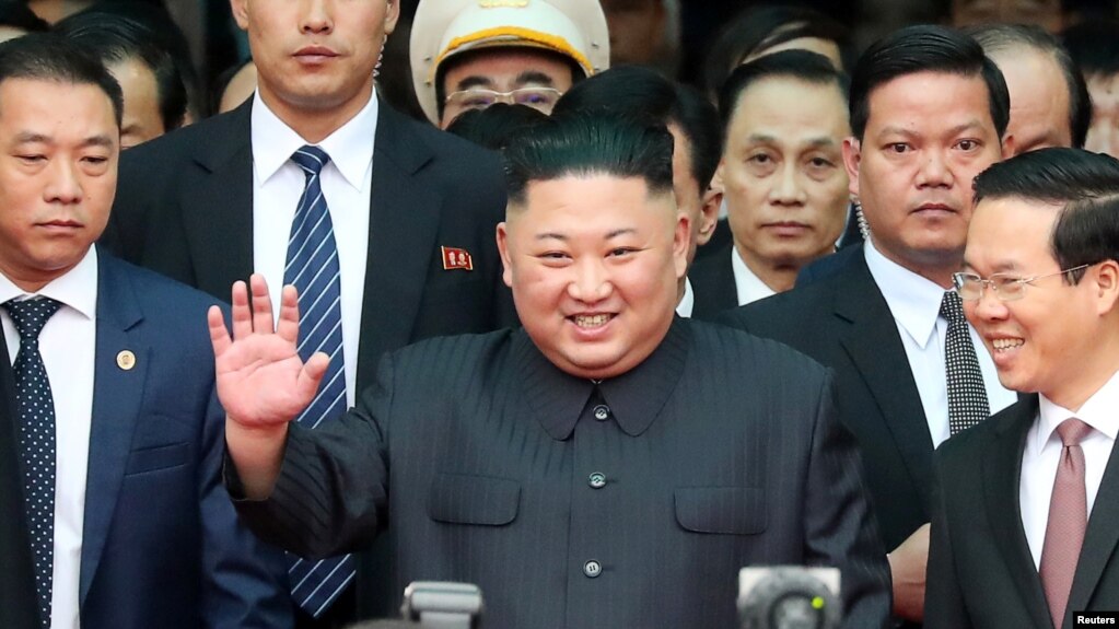 Ông Kim Jong Un vẫy chào sau khi tới ga Đồng Đăng ở Lạng Sơn hôm 26/2.