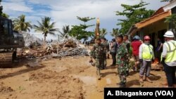 Para anggota TNI memeriksa kerusakan pasca bencana tsunami di Pandeglang, provinsi Banten (24/12).