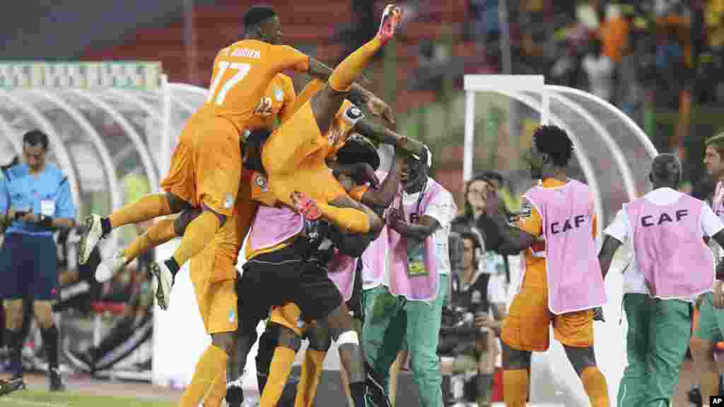 Jogadores da Costa do Marfim celebram depois de Gervinho marcar um gol contra a Algéria nos quartos de final do Campeonato Africano das Nações.