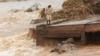 Mozambique: intentan rescatar a atrapados en destructivas inundaciones