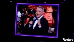 Frank Sinatra di layar "Sinatra 100 - An All-Star Grammy Concert" di Las Vegas, 2 Desember 2015. 