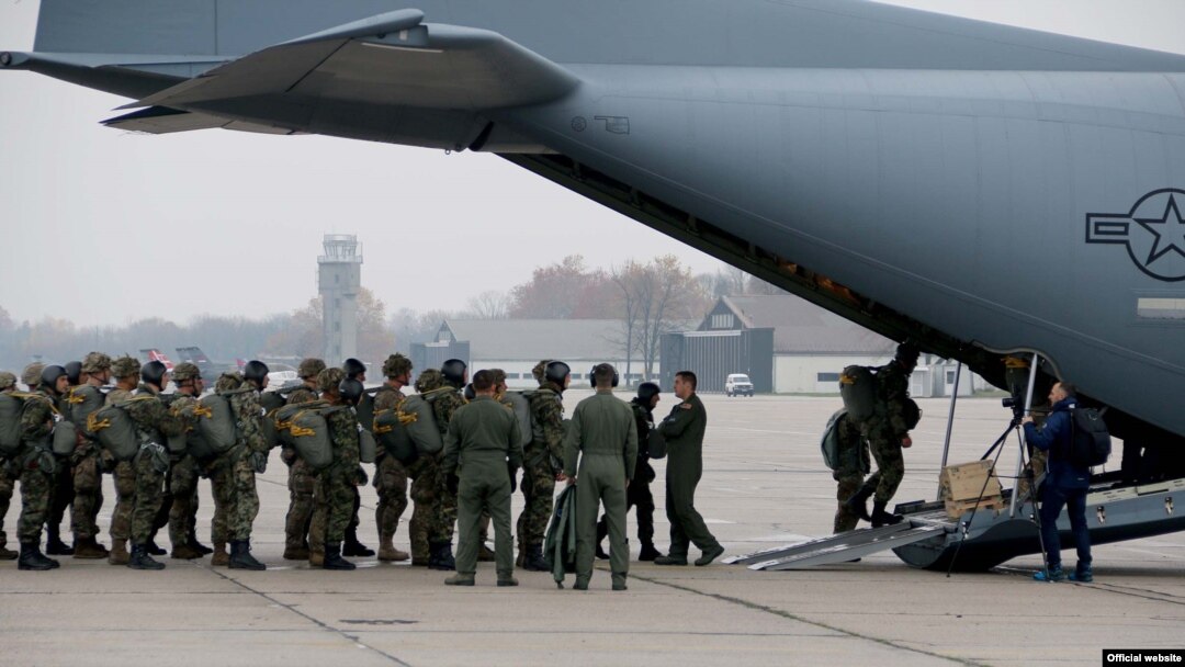 Izvedeni skokovi srpskih i američkih vojnih padobranaca, u Kovinu nedaleko od Beograda, 16. novembra 2017. (Foto: Ministarstvo odbrane Srbije)