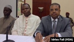 Le Premier ministre Nicolas Tiangaye parle à la presse à Bangui, en compagnie d'un Imam et de l'Archevêque de Bangui (24 déc. 2013)