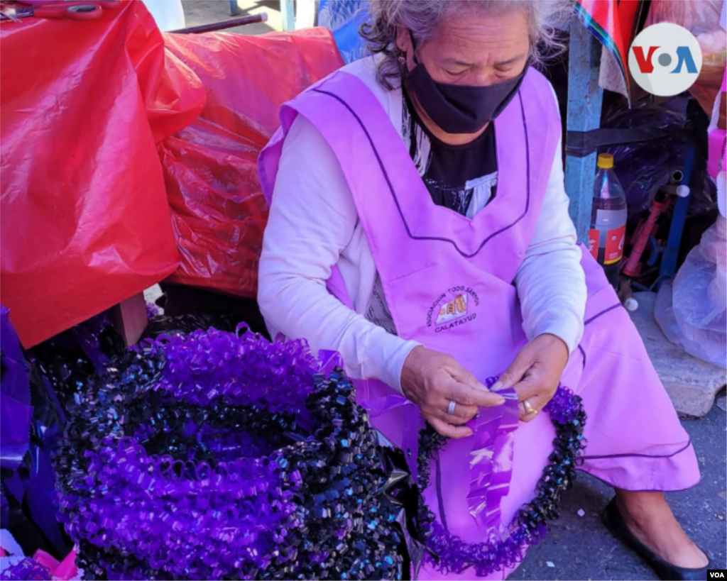 Una boliviana elabora coronas artesanales para celebrar a los difuntos.