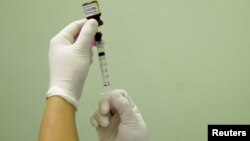 Seorang petugas kesehatan memberikan vaksinasi demam kuning di Rio de Janeiro, Brazil (foto: ilustrasi). Para periset telah mulai mengembangkan model sistem kekebalan menggunakan sel-sel manusia yang disebut "in vitro booster vaccination ".