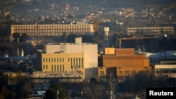 نمای از ساختمان سفارت ایالات متحده در شهر کابل