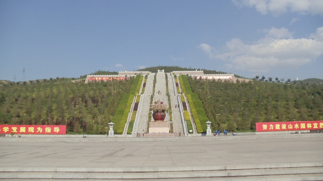 習近平高調紀念華國鋒鄧小平情何以堪