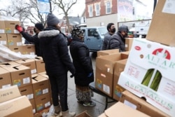 Kotak makanan didistribusikan di Chicago, Illinois, A.S. 16 Maret 2021. (Foto: REUTERS/Daniel Acker)