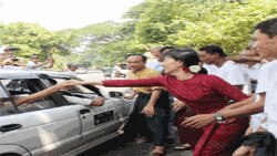 သၾကၤန္ႏွစ္ကူးမွာ ေဒၚစု လူထုကိုႏႈတ္ဆက္