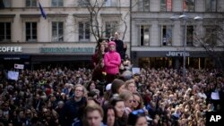 Ribuan orang menghadiri perhelatan yang menggugah kewaspadaan terhadap terorisme yang bertajuk “Lovefest” di pusat kota Stockholm, Swedia hari Minggu 9 April 2017 (foto: AP Photo/Markus Schreiber)