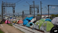 حدود ۲۰۰۰ پناهجو خط آهن را در ایدومنی مسدود کرده است