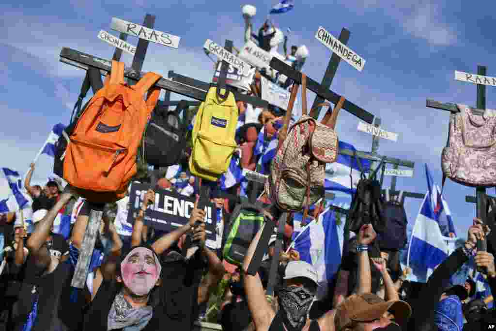 Nikaragua&#39;da öğrenciler, Devlet Başkanı Daniel Ortega&#39;yı böyle protesto ettiler.