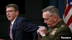 El secretario de Defensa Ash Carter, izquierda y el jefe del Estado Mayor Conjunto, general de la Infantería de Marina Joseph Dunford, durante su conferencia de prensa en el Pentágono, Carter dijo que el cese el fuego en Siria si se cumple, podría llevar a una disminución de la violencia.